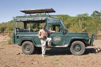 Kerore, unser Fahrer, mit "seinem" Landrover. Dreimal täglich ging es auf Pirschfahrt.