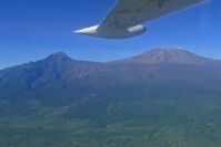 Flug am Kilimanjaro vorbei, in Richtung Masai Mara